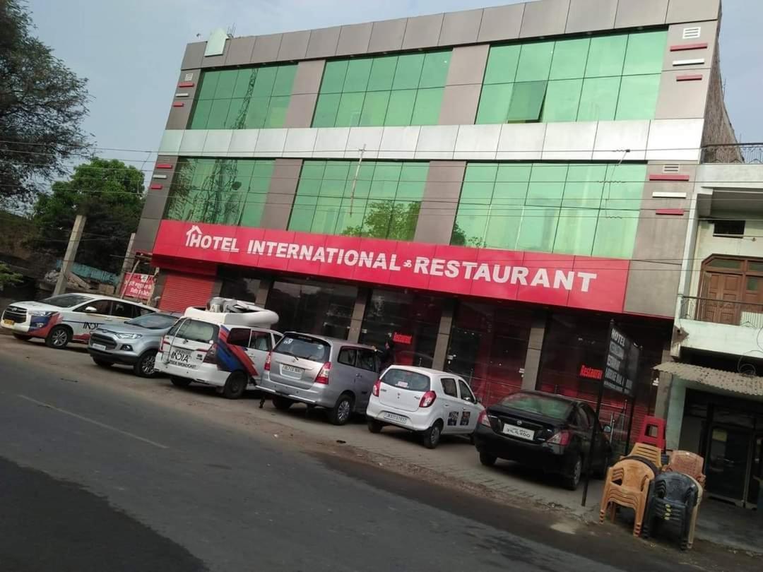 Hotel International & Restaurant Amethi Exteriör bild